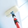 LUX Teleskopstab Fiberglas, rot, mit Farbroller an Decke. Ausziehbar von 1,15 m bis 2 m.
