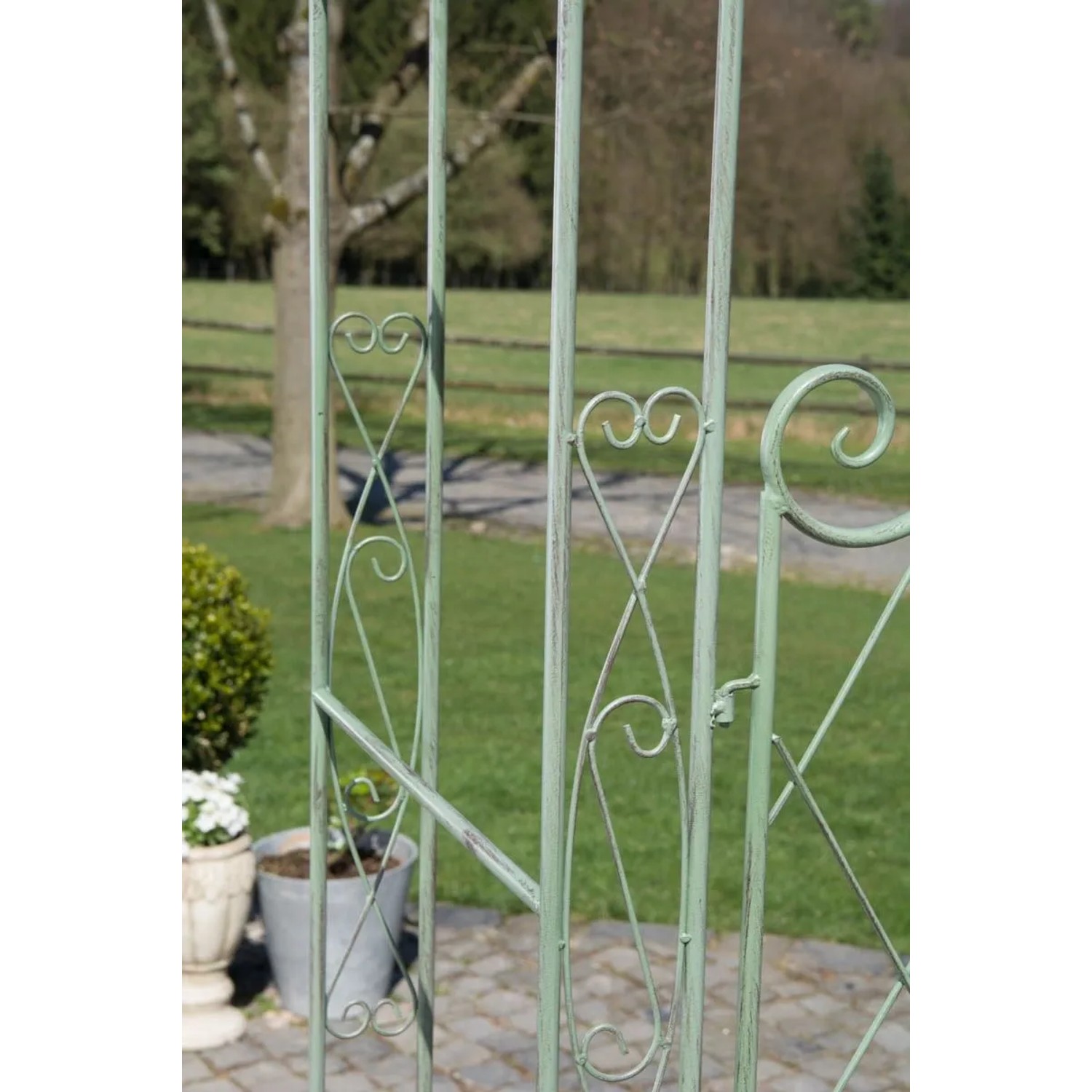 Antik-grüner Metall-Rosenbogen mit Tor, verziert mit Herzen. Robuste Rankhilfe für Rosen und Gartendekoration.
