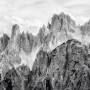 Komar Fototapete Vlies Peaks, 400x250cm, Schwarz-Weiß-Aufnahme von Bergspitzen.