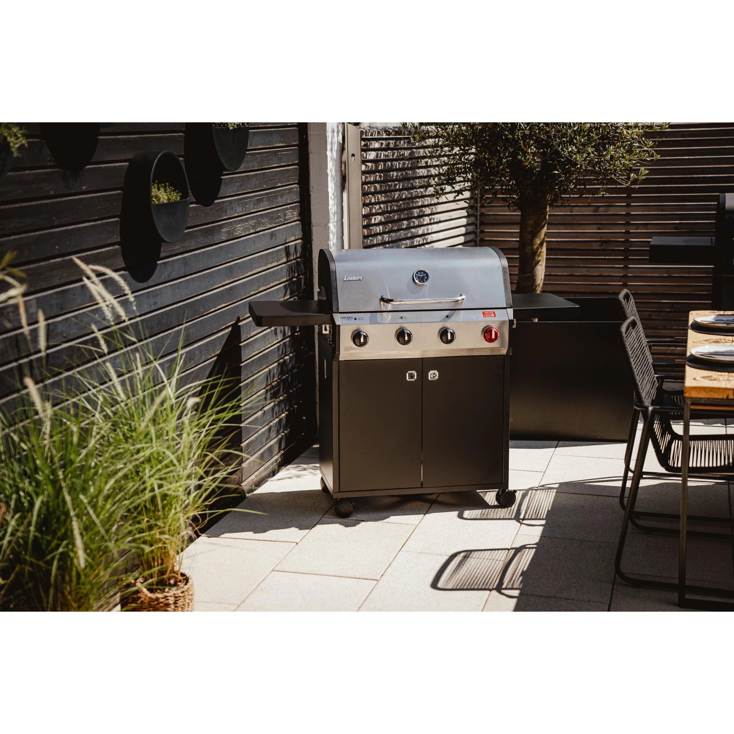 Enders Gasgrill Chicago Next 4 R Turbo mit Edelstahl-Deckel und 4 Brennern.
