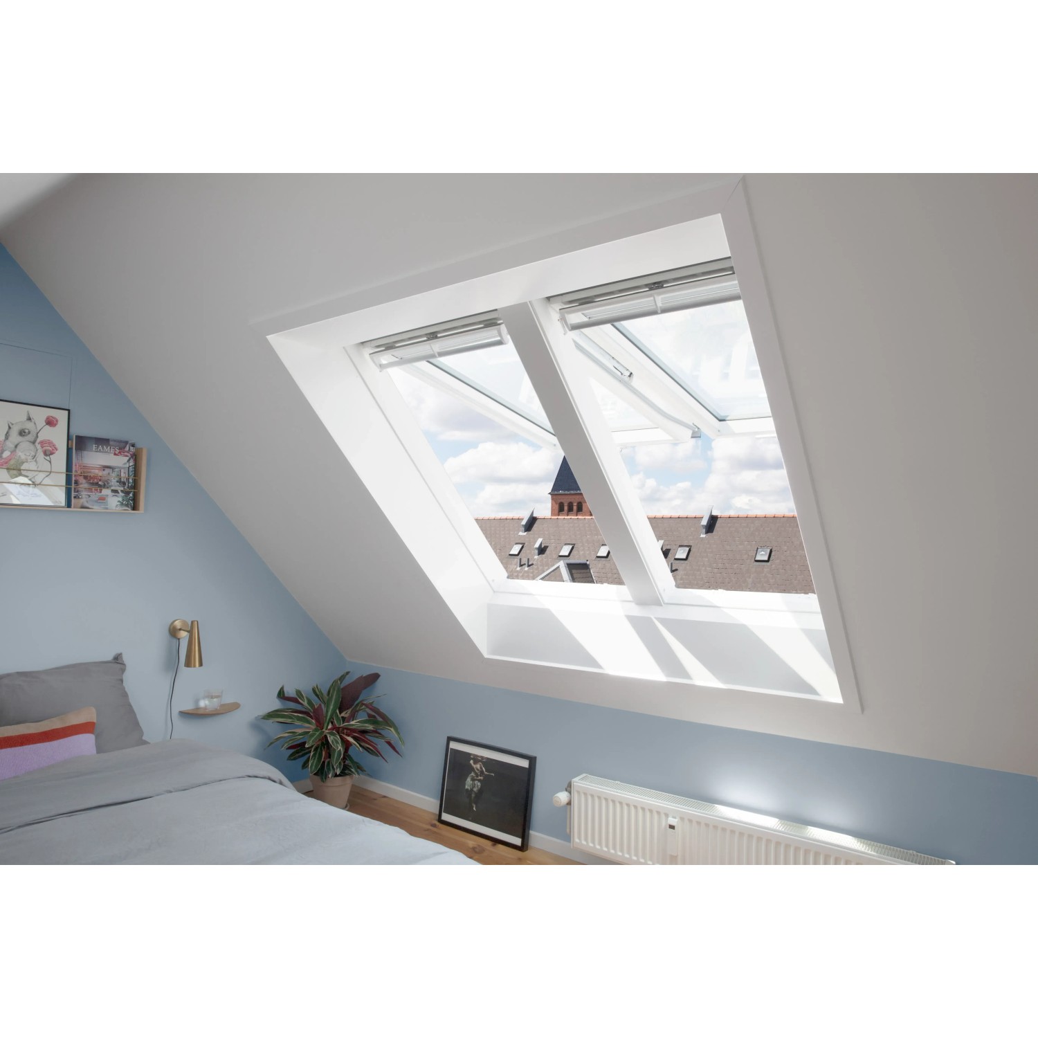 Weißes Velux Klapp-Schwingfenster GPL MK08 im Dachzimmer mit Ausblick.