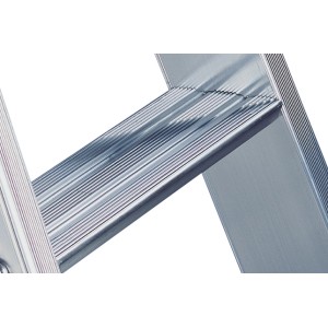 Detailaufnahme: Stufe der Layher Topic 1064 Stufenstehleiter, 4 Stufen. Aluminium, geriffelte Oberfläche.