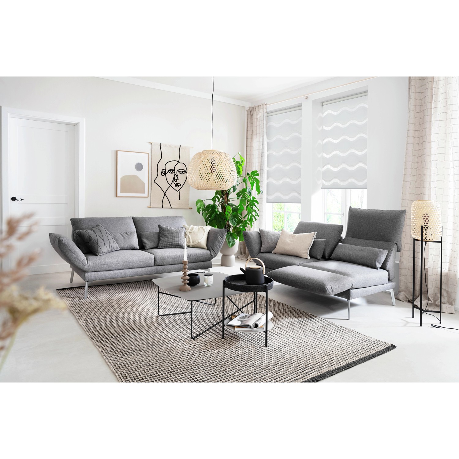 Schöner Wohnen Doppelrollo Tilda Welle Weiß, 100x150cm, im Wohnraum mit Sofas und Deko.