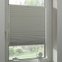 Graues Gardinia Thermo Plissee Concept, 40x130 cm, am Fenster montiert.