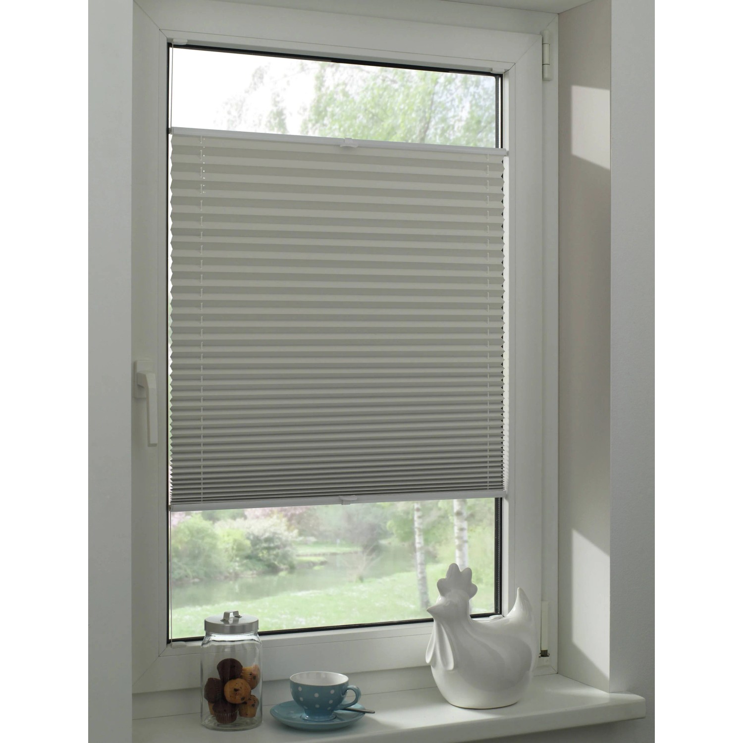 Graues Gardinia Thermo Plissee Concept, 40x130 cm, am Fenster montiert.