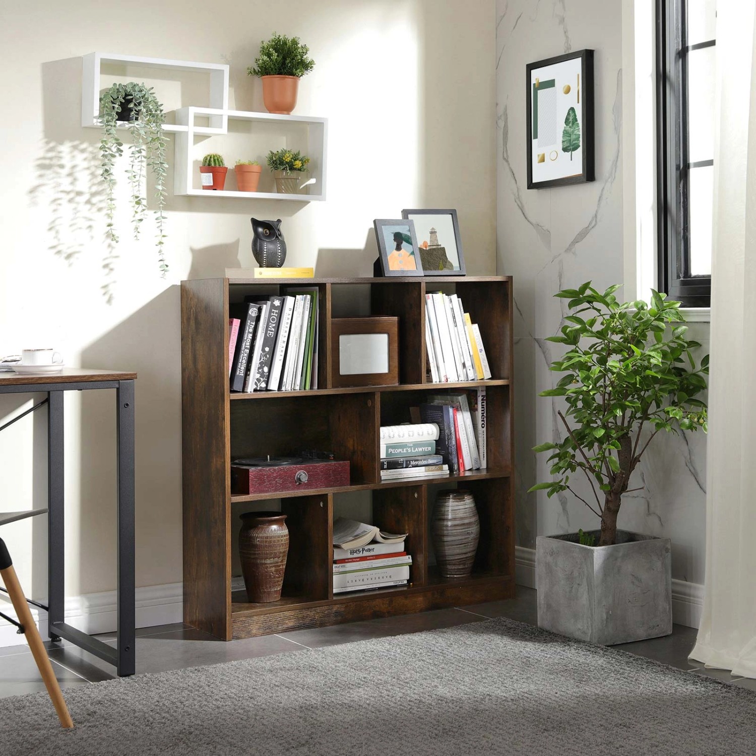 Vintagebraunes Vasagle Bücherregal mit 8 Fächern im Wohnzimmer.