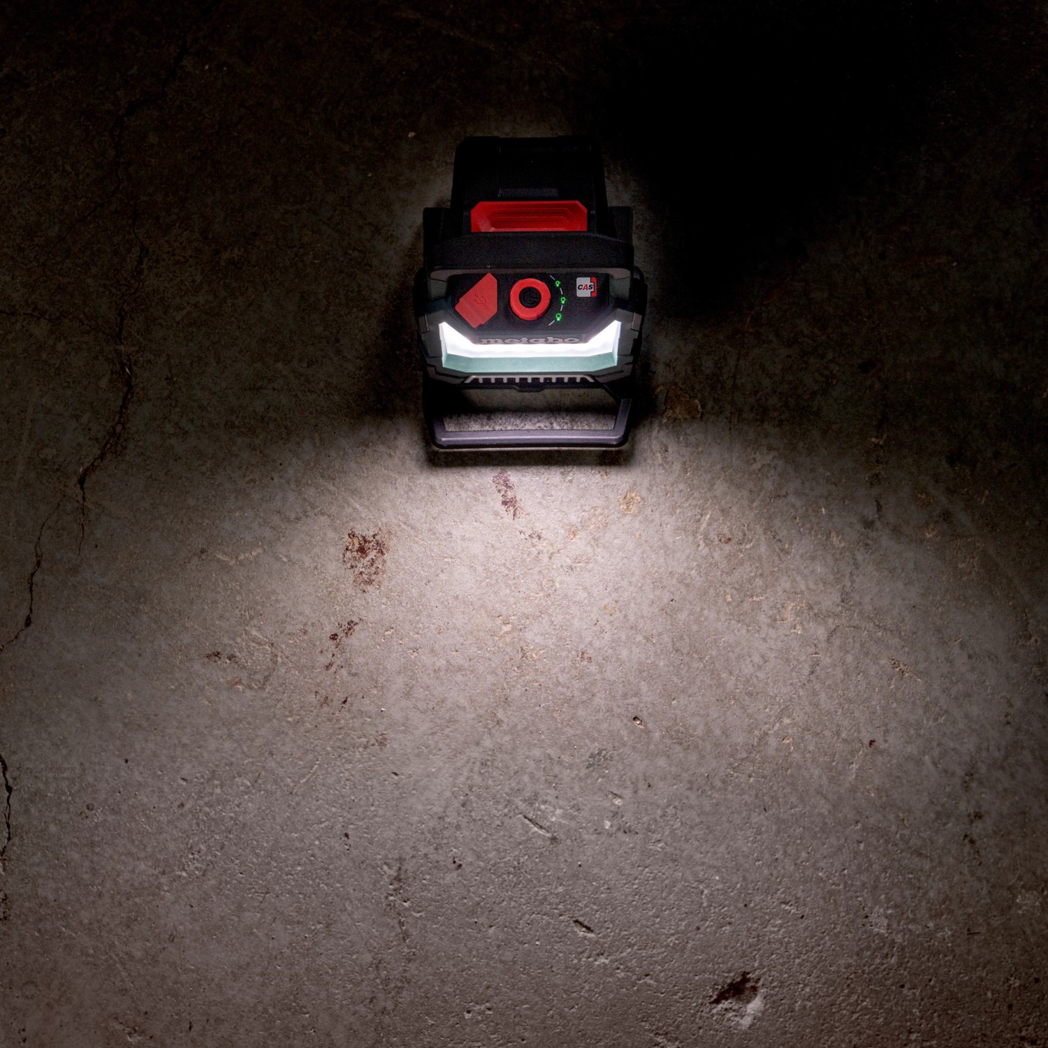 Metabo Akku-Baustrahler BSA 18 LED 4000 Solo leuchtet auf Betonboden.