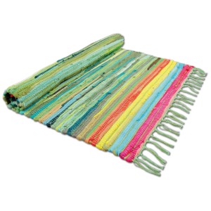 Gerollter, grüner Bestlivings Flickenteppich (70x130 cm) mit bunten Streifen und Fransen.