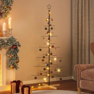 Schwarzer Metall Weihnachtsbaum (180cm) mit Holzständer, geschmückt mit Kugeln und Lichtern.
