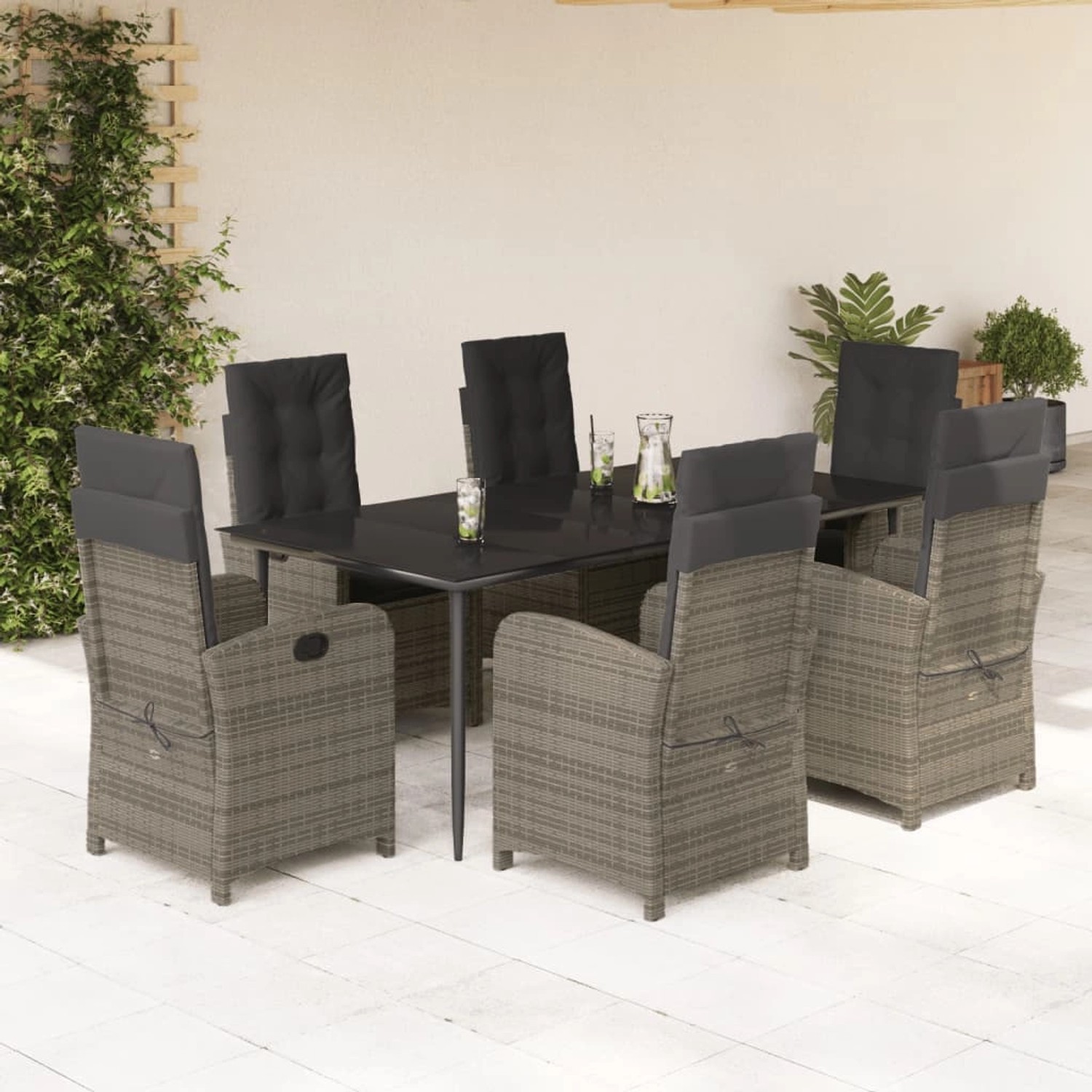 7-tlg. Garten-Essgruppe aus grauem Poly Rattan mit Tisch und verstellbaren Stühlen mit Kissen.