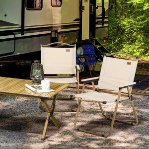 Outsunny Campingstühle, Oxfordstoff Khaki, vor Wohnwagen und Tisch. Ideal für Camping & Outdoor.