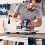 Mann schleift Holz auf Werkbank mit wolfcraft Werkstückauflagen-Set (4 Stück) als Unterlage.