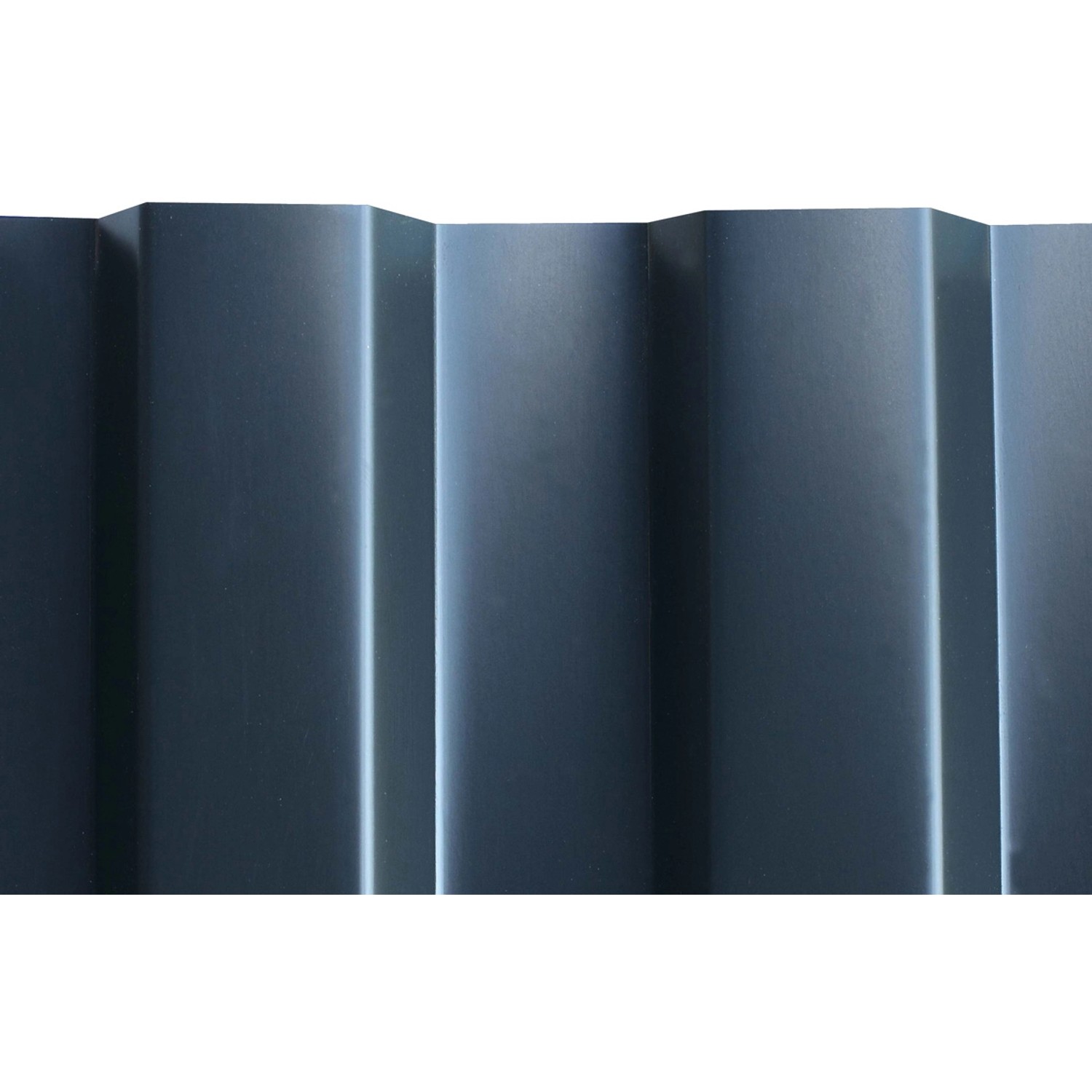 Detailaufnahme der roten Aluminium-Dachblende für Skan Holz Carport Wendland.