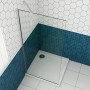 Walk-In Dusche mit Klarglas und Chromprofil, inklusive Stabilisierungsstange.