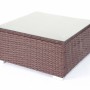 Quadratischer Poly-Rattan-Tisch mit Glasplatte, Teil der Lounge-Gartenmöbel Busto Braun.