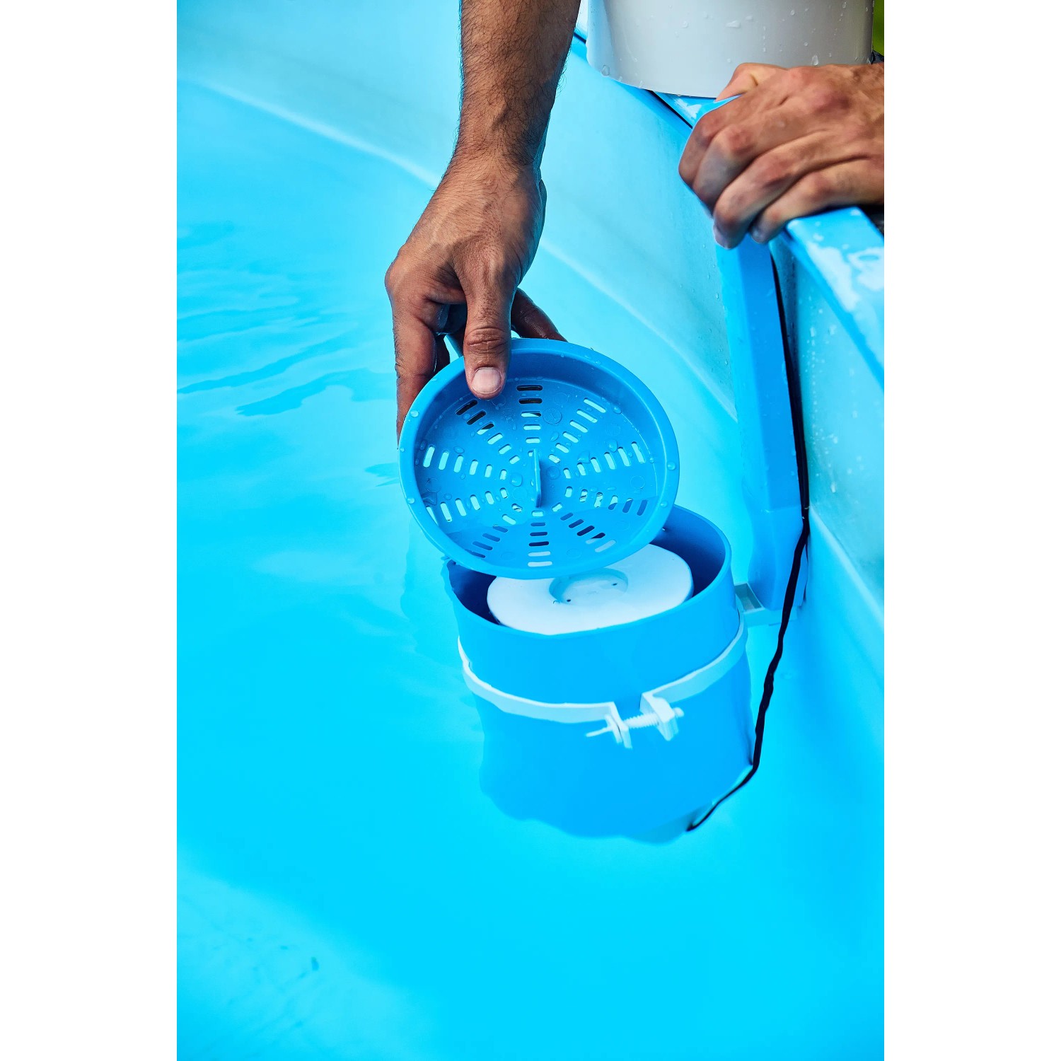Summer Fun Skimmy 2 Einhängefilteranlage im Pool, blaue Ausführung. Poolskimmer zur Reinigung der Wasseroberfläche.