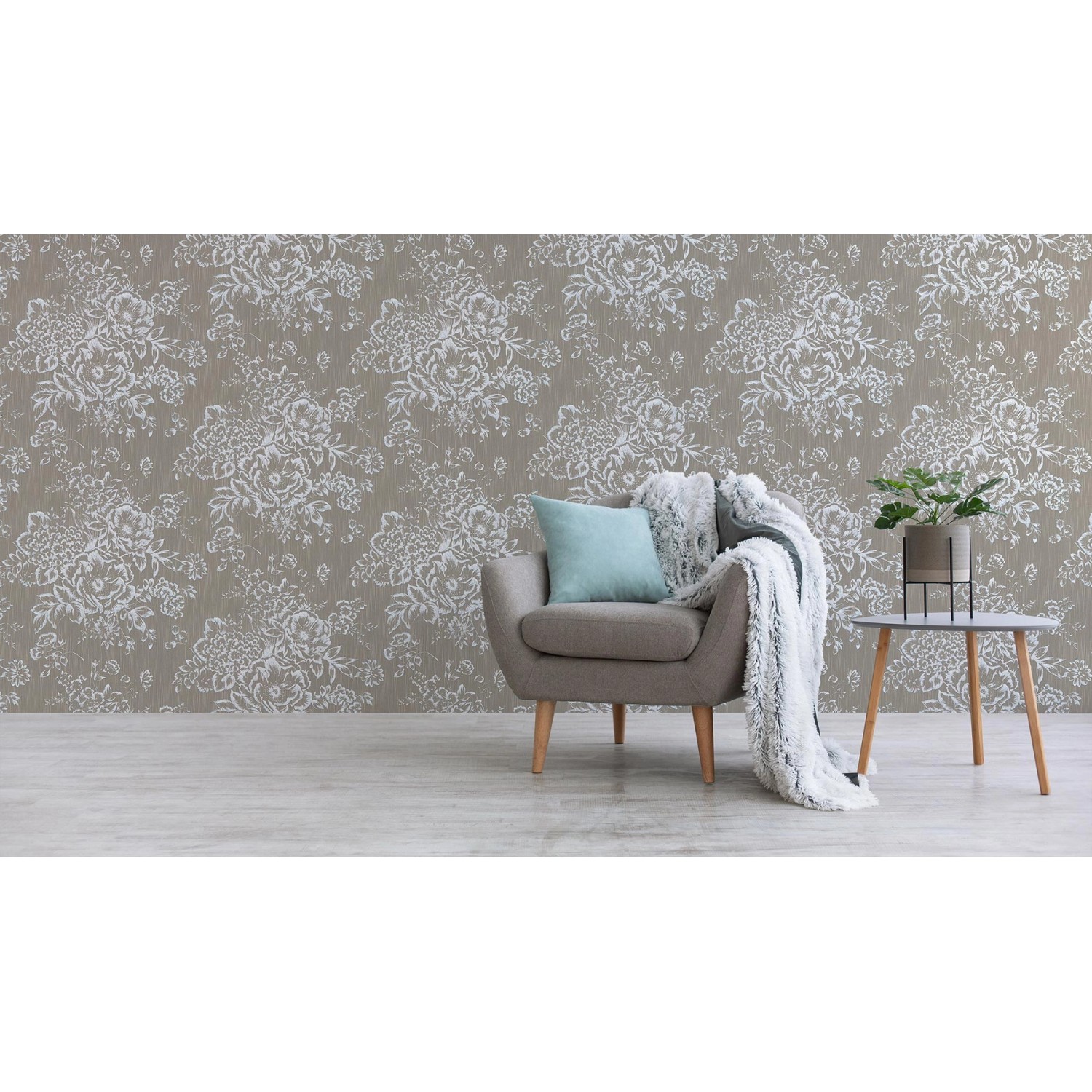 Tadessi Vliestapete Florentin mit Blumenmuster in Silber und Braun im Wohnraum.