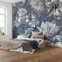 Komar Vliesfototapete Merian Blue (350x250 cm) im Schlafzimmer mit floralem Muster.