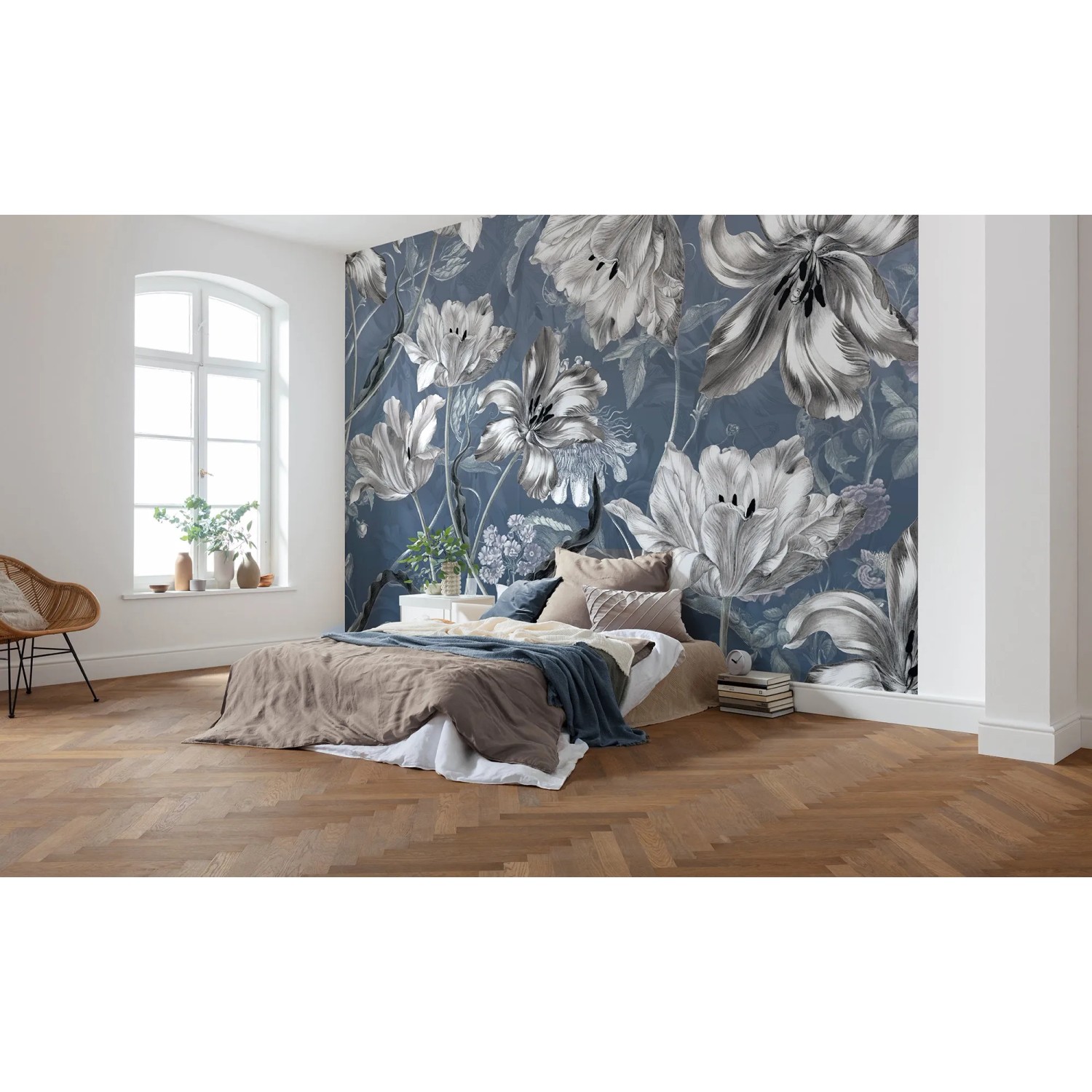 Komar Vliesfototapete Merian Blue (350x250 cm) im Schlafzimmer mit floralem Muster.