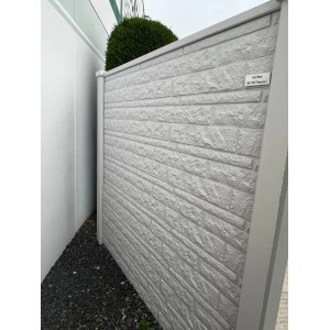 Betonzaun mit Acrylfarbe Telegrau (RAL 7047) von Beckers, 5 l. Sichtschutz im Garten.