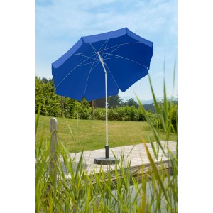 Blauer Schneider Balkonschirm Ibiza Ø 240 cm mit Knickfunktion im Garten.