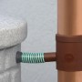 Arves Regensammler Standard, braun, mit Verbindung zu Regentonne und Fallrohr.