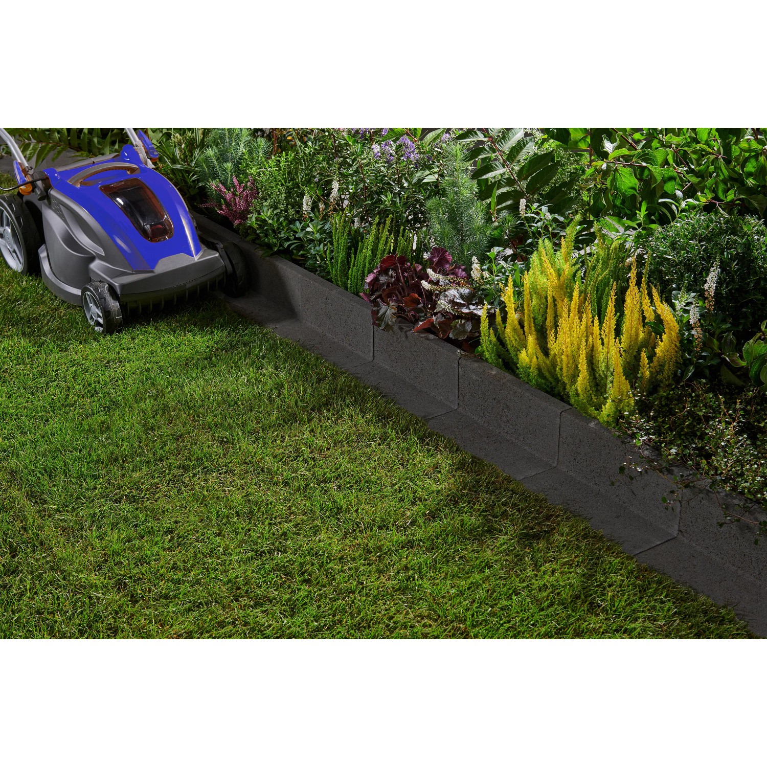 Anthrazitfarbener Kann Mähwinkel als Rasenkante mit Mähroboter im Garten.