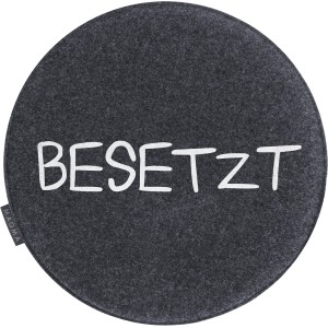 Graues Wendesitzkissen Avaro Form 45 mit Schriftzug "Besetzt", Ø 35 cm. Filzimitat für Stühle und Bänke.