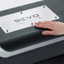 Detailaufnahme des Severin Standgrills PG 8139 Sevo Smart Control GTS mit Hand auf der Bedienfläche.