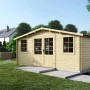 Altanka Gartenhaus 25m² aus Fichtenholz, mit Doppeltür und Fenstern im Garten.
