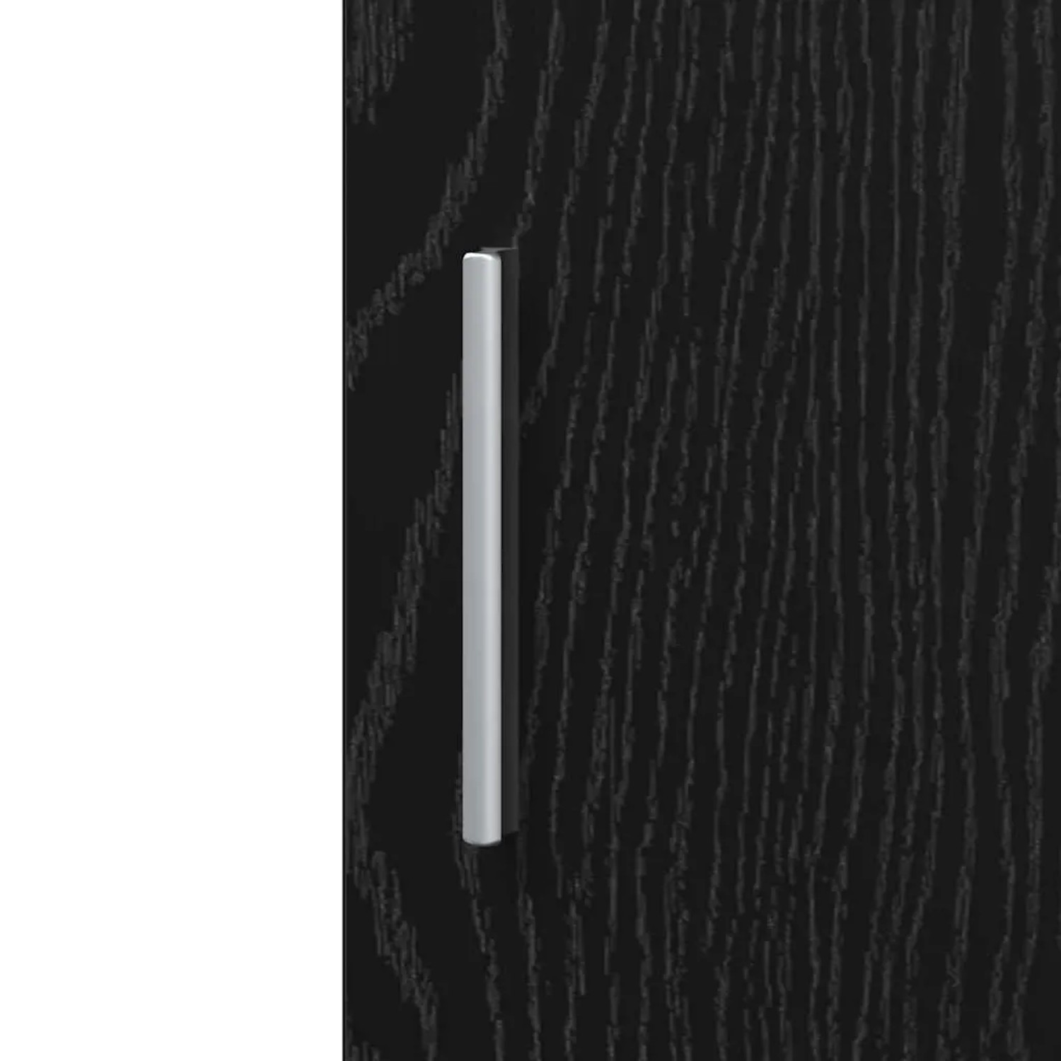 Detailaufnahme: Schwarzes Highboard in Eichenoptik mit silbernem Griff.