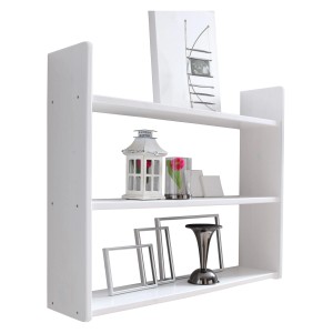 Weißes Wandregal aus Kiefer Massivholz, 90 cm breit, mit Deko-Elementen auf zwei Ablageflächen.