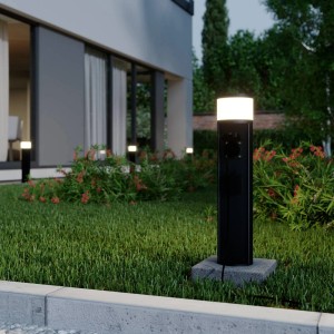 Moderne, schwarze Lucande Außenleuchte Corban mit G9 Fassung und Steckdosen im Garten.