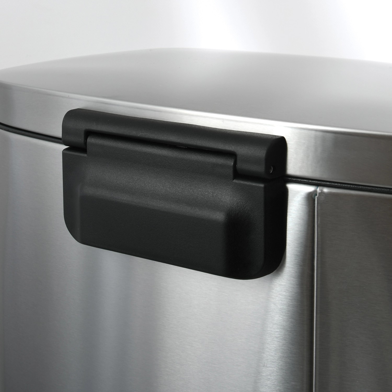 Detailaufnahme: Spirella Kosmetikeimer Akira, 30 l, Edelstahl, mit schwarzem Scharnier.