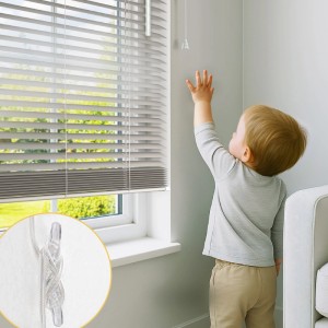 Hellgraue Sol Royal Alu Jalousie Klemmfix am Fenster. Kind greift nach Schnur, Kindersicherungsclip schützt. Für Sichtschutz.