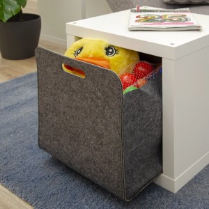 Graue Filz Aufbewahrungsbox für Kallax Regal, gefüllt mit Spielzeug, auf blauem Teppich. Ideal für Ordnung & Stauraum.
