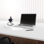 Schwarzer Vornado Zippi Tischventilator auf Schreibtisch mit Laptop und Smartphone.