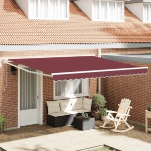 Automatische, burgunderrote Markise (400x300 cm) spendet Schatten auf Terrasse mit Sitzmöbeln.