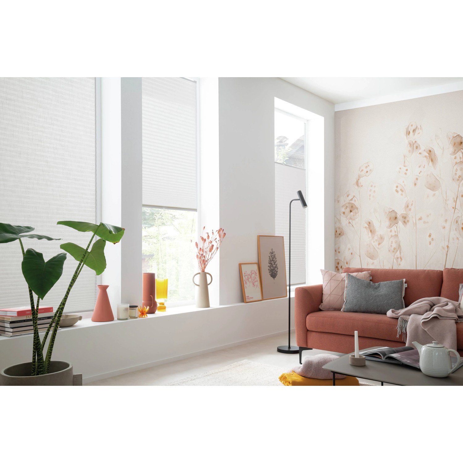 Schöner Wohnen Plissee Marla, 40x130 cm, Weiß, im Wohnraum mit Sofa und Dekoration.