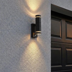 Moderne, schwarze 2-flammige QAZQA Außenwandleuchte Dubbla mit Bewegungssensor an grauer Wand.