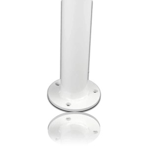 Detailaufnahme: Weißer UvV Stahl Sperrpfosten Ø60 mm mit Fußplatte zur Dübelbefestigung.