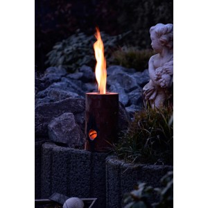 Dobar Schwedenfeuer aus Holz brennt im Garten, stimmungsvolle Gartendeko.