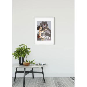 Komar Wandbild "Bear Hug" (40x50 cm) mit Bär und Mogli im weißen Rahmen.