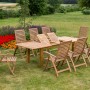 9-teiliges Gartenmöbel-Set Paraiba aus braunem Akazienholz mit Ausziehtisch auf einer grünen Wiese.