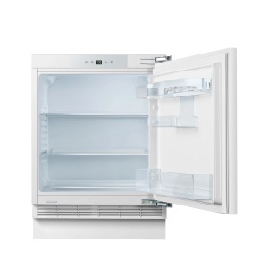 Offener, weißer PKM Unterbau-Kühlschrank KS133UBE mit Glasböden und LED-Beleuchtung.