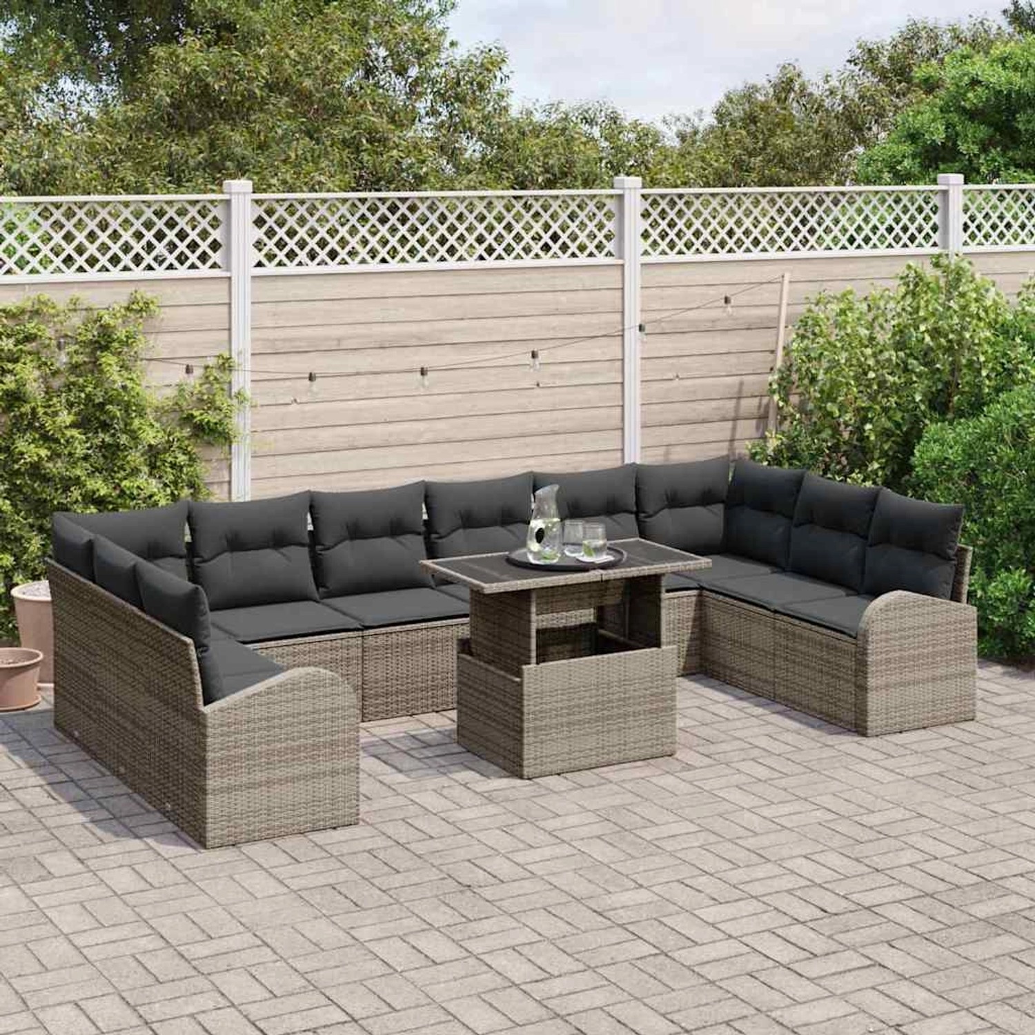 Graues 11-tlg. vidaXL Garten-Sofa-Set aus Poly Rattan mit Tisch und schwarzen Kissen.