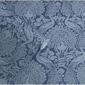 Laura Ashley Vliestapete Peacock Damask Dusky Seaspray mit Pfauenmuster in blau.