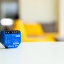 Blaues Shelly Relaismodul 1 Gen3 für die Hausautomation, Unterputzmontage.