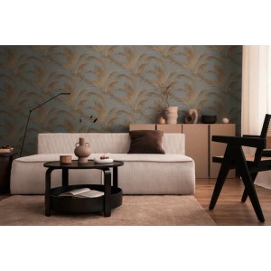 Wohnraum mit grauer Vliestapete mit Palmenmuster und Metallic-Effekt von A.S. Création.