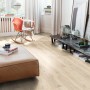 Heller Laminatboden Egger Melba Eiche Beige im Wohnraum mit Möbeln.